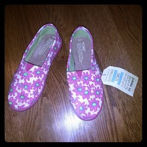 New with tags girls size 3.5y TOMS